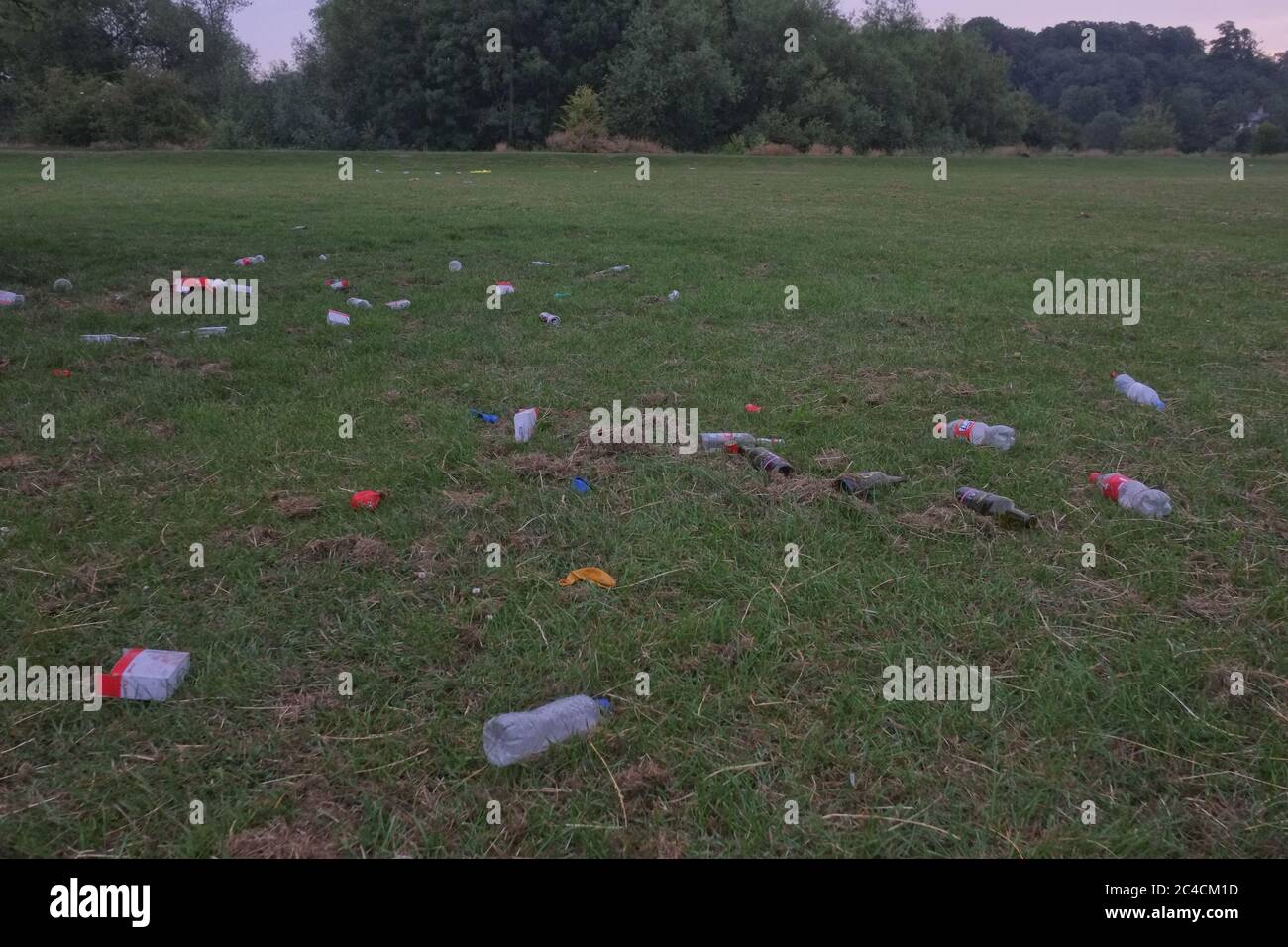 Hertford, Regno Unito. 26 Giugno 2020. Un sacco di rifiuti è stato lasciato vicino a bidoni e sparso attraverso il parco in Hartham Common dopo una giornata di sole ieri. Harham Common è un parco situato vicino al centro di Hertford e al sobborgo di Bengeo. Credit: Andrew Steven Graham/Alamy Live News Foto Stock