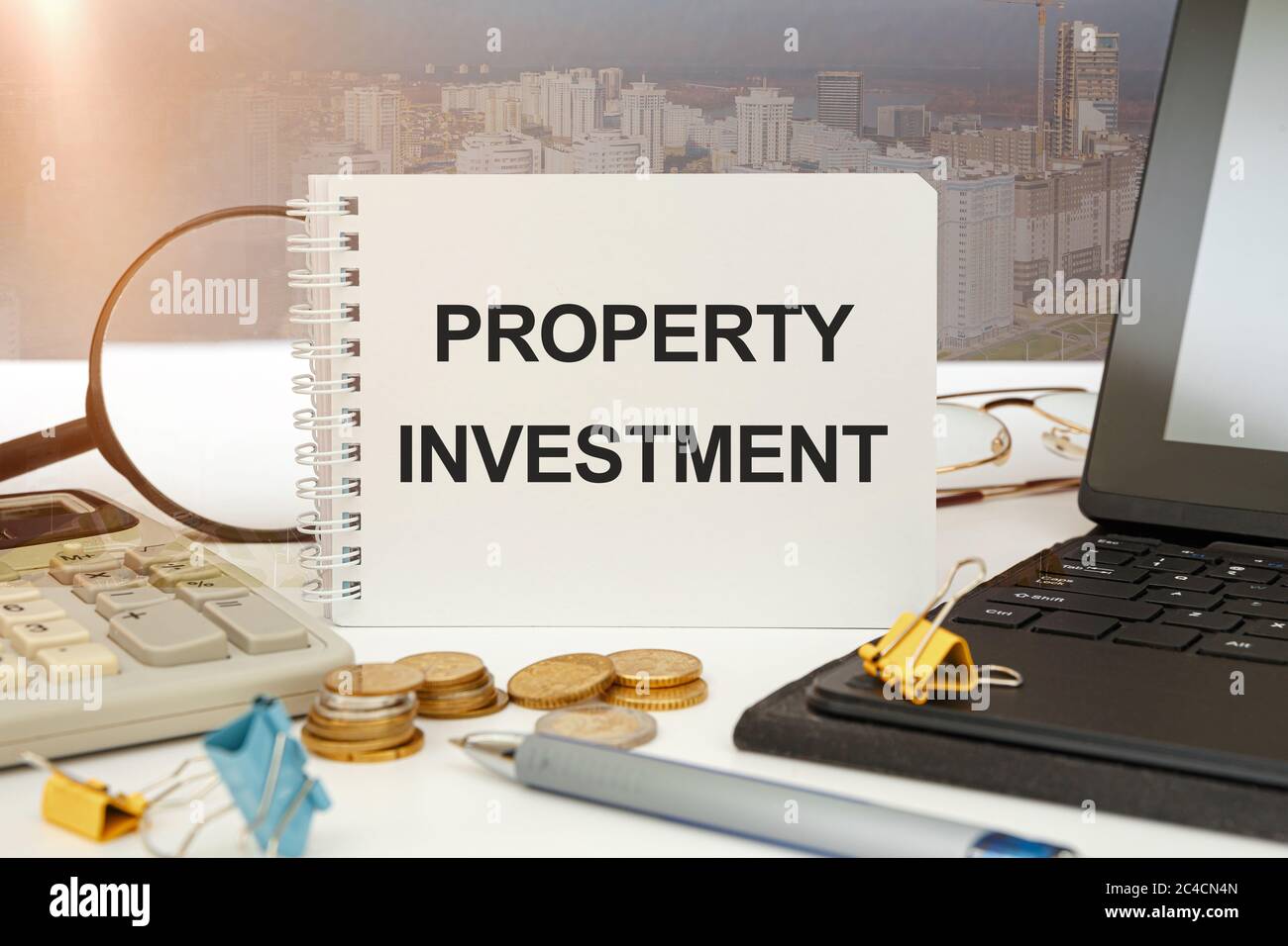 Scrivania da ufficio e notebook Workspace Writing Property Investment. Concetto di proprietà di affari. Foto Stock