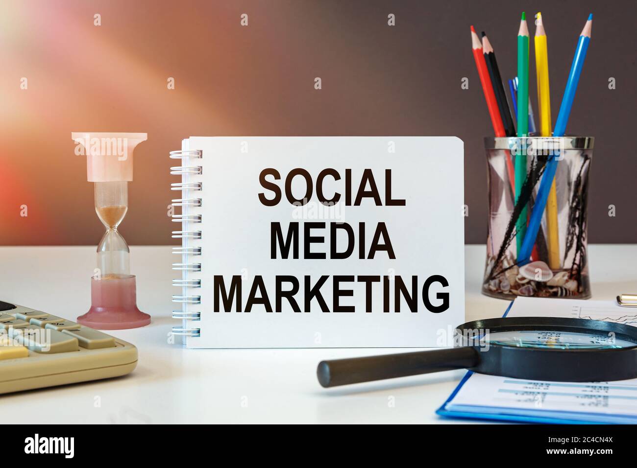 Scrivania da ufficio con documenti, immagine concettuale per titolo del blog o immagine dell'intestazione. ISCRIZIONE DI MARKETING SUI SOCIAL MEDIA su carta. Foto Stock