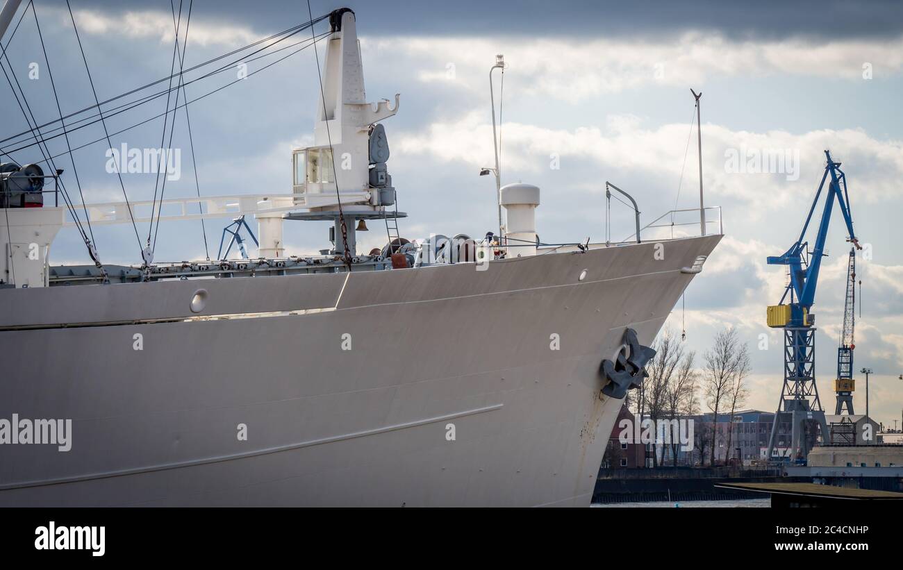 prua di una nave da carico davanti alle gru del porto di amburgo Foto Stock