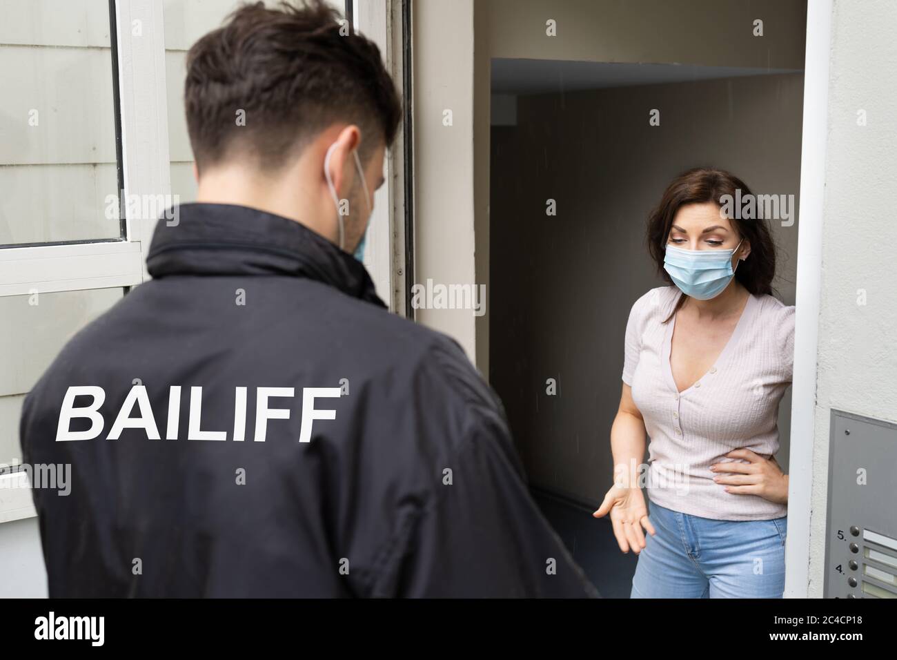 Il sequestro dei debitori di Bailiff da Donna in difficoltà finanziaria Foto Stock