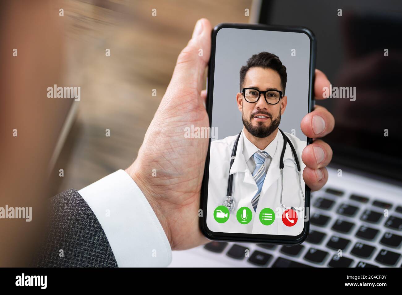 Dottore Video Doctor al telefono o smartphone Foto Stock