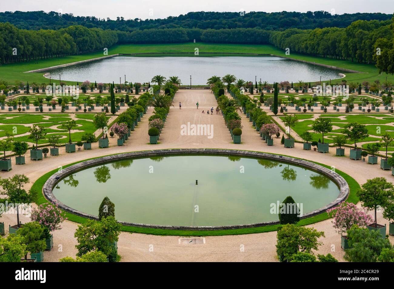Versailles, Francia - 27 agosto 2019 : il giardino di Versailles, vista del giardino tipico francese nel palazzo più famoso del mondo, la Francia. Foto Stock