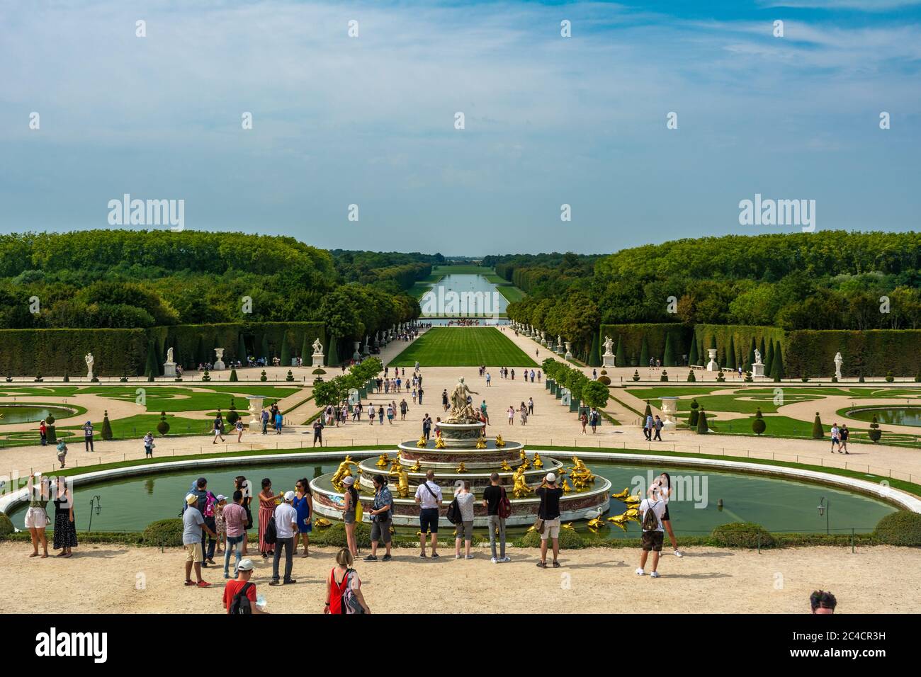 Versailles, Francia - 27 agosto 2019: Turisti che visitano la Fontana di latona e la grande prospettiva dei giardini del Castello di Versailles. Foto Stock