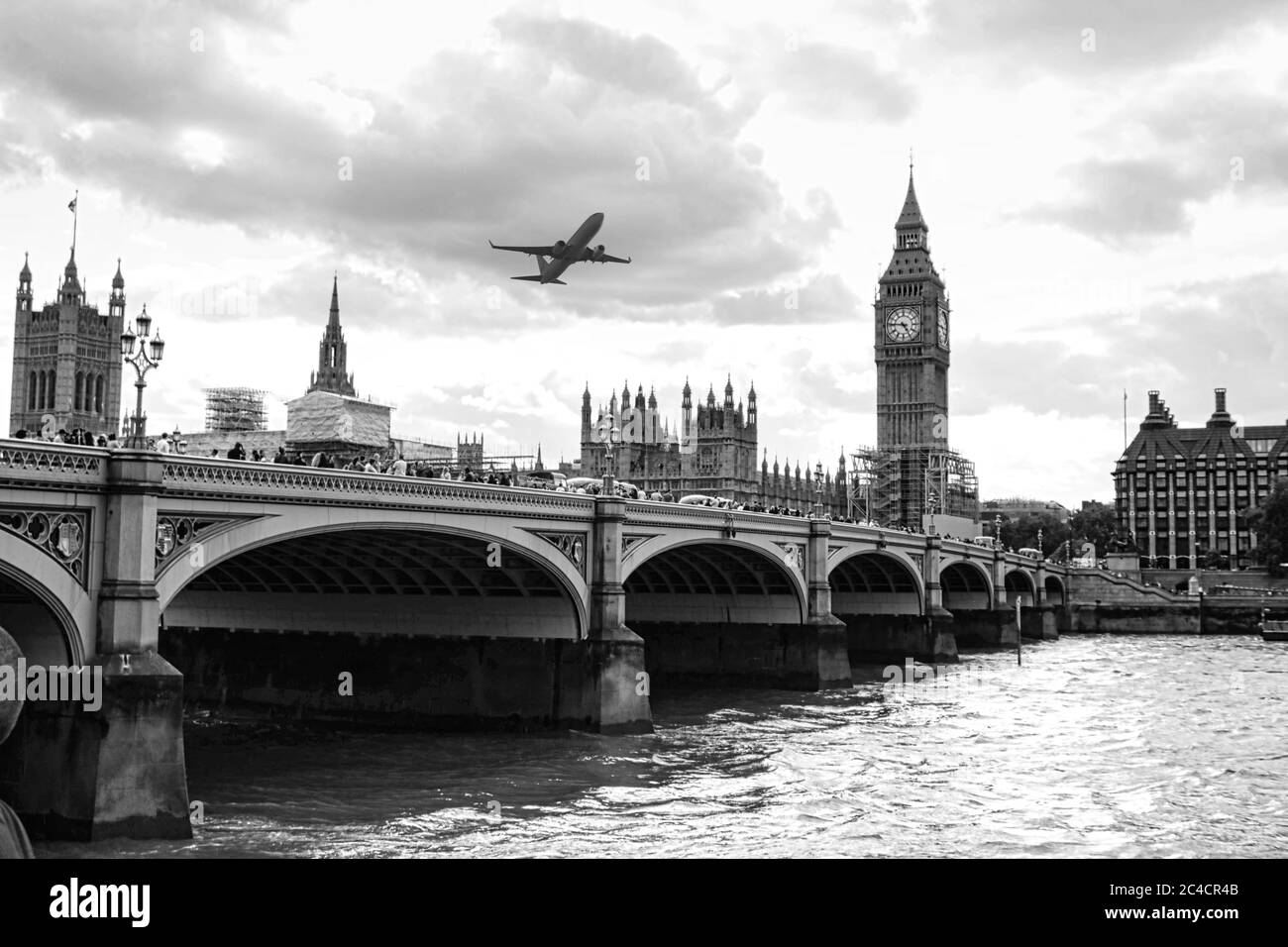 Probabilmente uno dei fiumi più famosi del mondo, il Tamigi, attraversa la capitale dell'Inghilterra, Londra, Regno Unito. Foto Stock