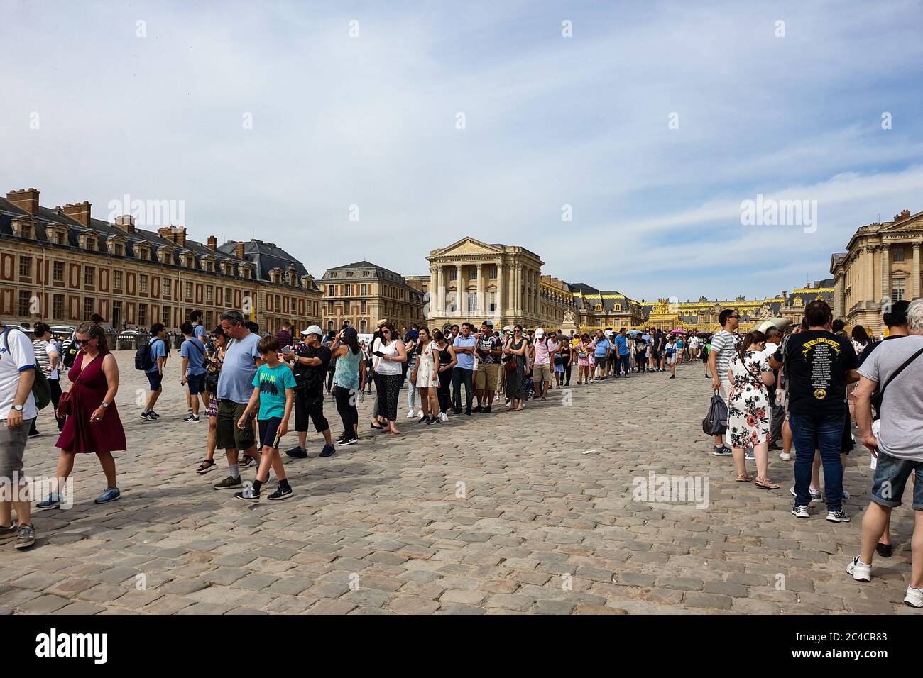 Versailles, Francia - 27 agosto 2019 : persone che visitano la Reggia di Versailles, un castello reale a Versailles, Francia. Marble Court. È stato aggiunto a. Foto Stock
