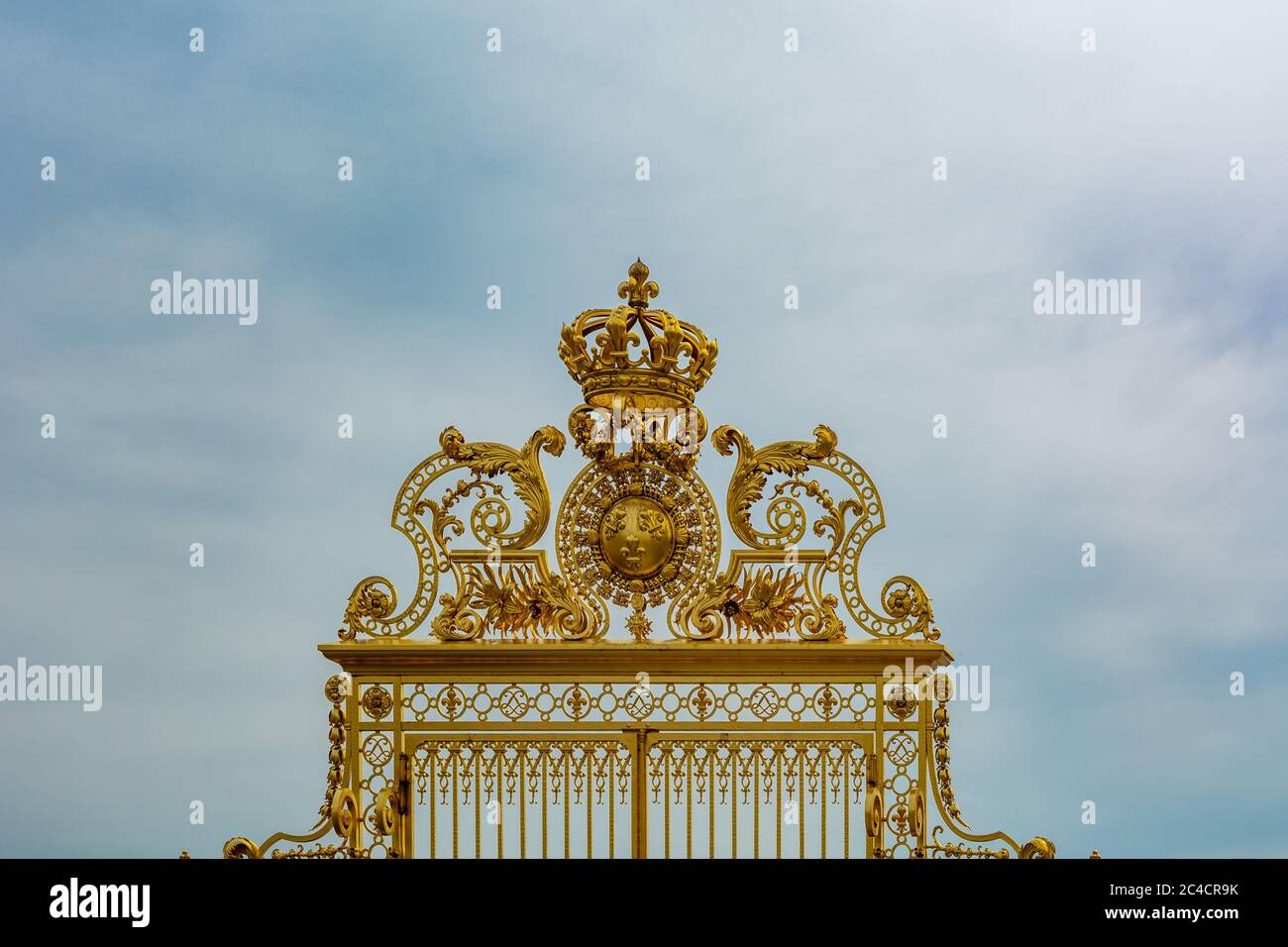 Versailles, Francia - 27 agosto 2019 : la Reggia di Versailles è un castello reale a Versailles, Francia. Marble Court. È stato aggiunto al WOR UNESCO Foto Stock