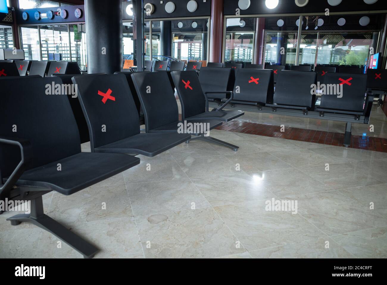 GIACARTA, 21 MARZO 2020: Le sedie segnate per la distanza sociale a Halim Perdana Kusuma a Giacarta il 21 marzo 2020. Foto Stock