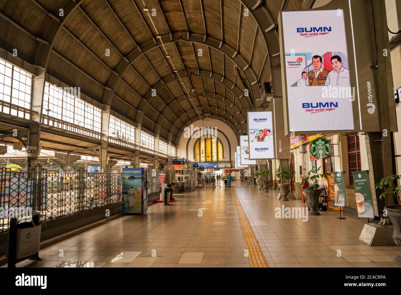 GIACARTA-27 MARZO 2020: Una stazione di Jakarta Kota quasi vuota durante la corona Pandemic il 27 marzo 2020. Foto Stock