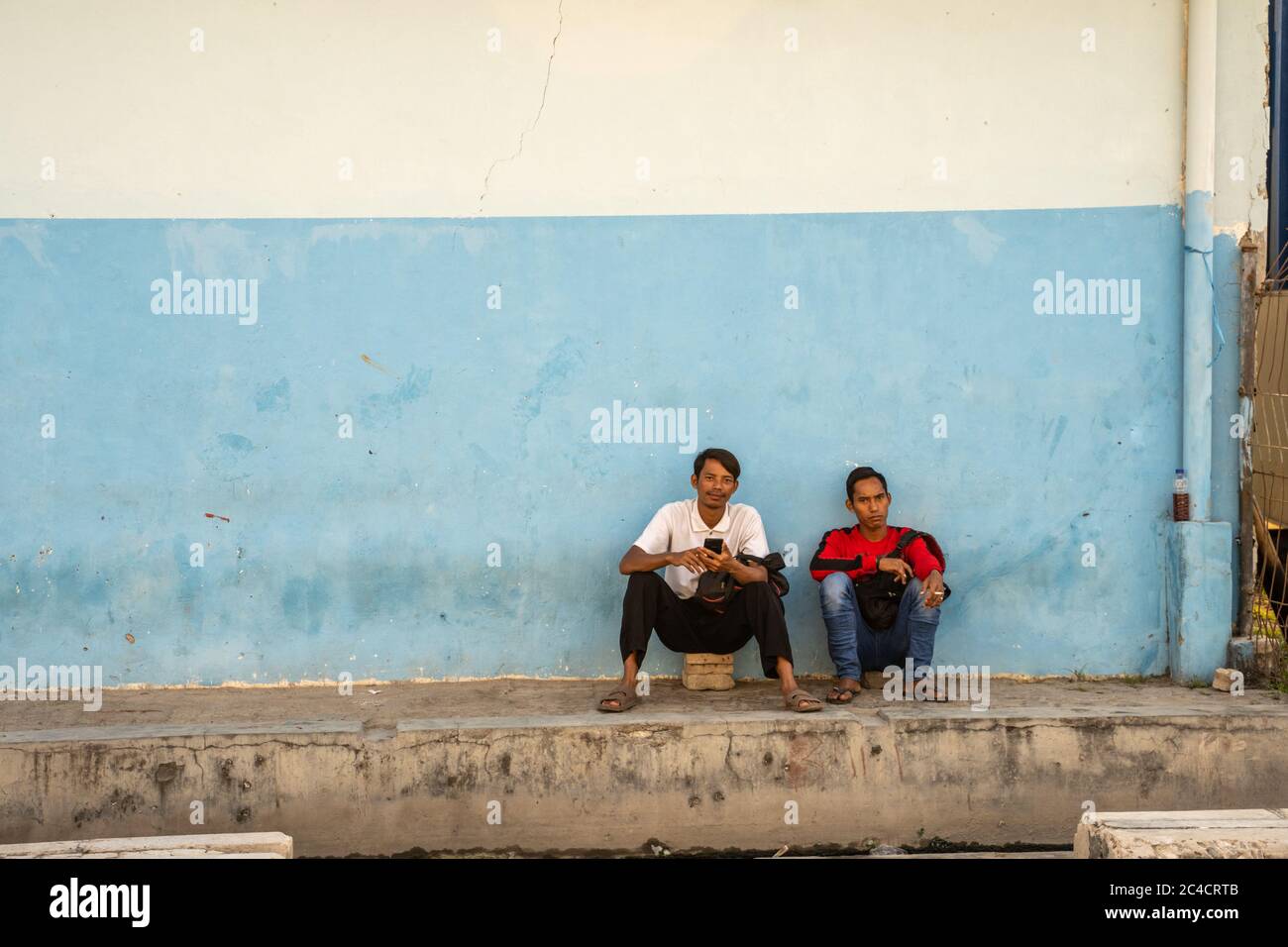 GIACARTA-28 MARZO 2020: Due lavoratori che si rilassano il 28 marzo 2020 al porto di Sunda Kelapa a Giacarta. Foto Stock