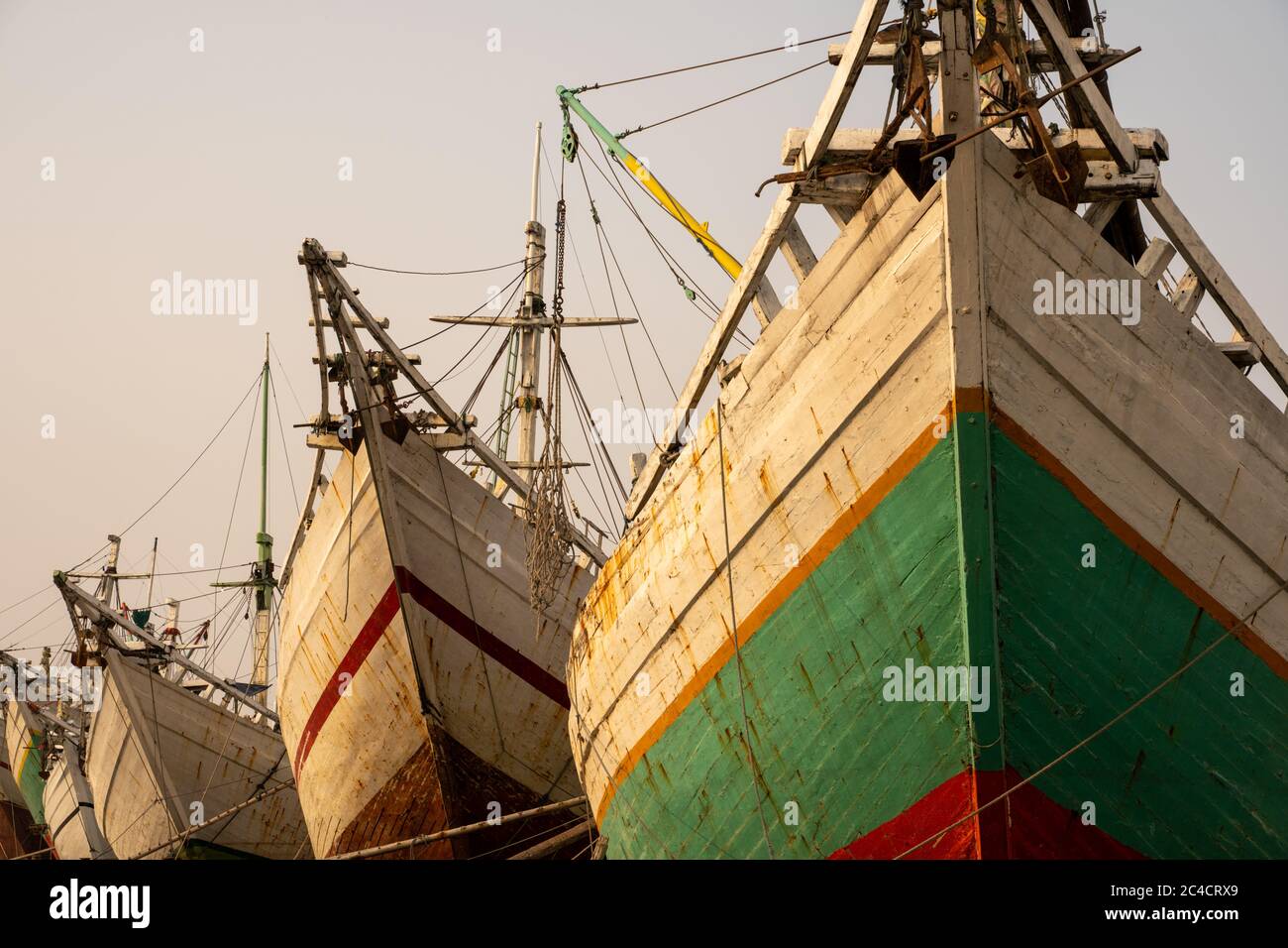 Navi con archi arrugginiti e ben indossati, si allineano al porto di Sunda Kelapa a Giacarta. Foto Stock