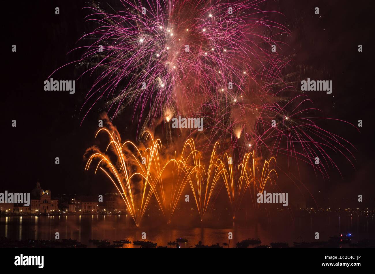 Spettacolo di fuochi d'artificio durante il festival Redentore a Venezia nel mese di luglio Foto Stock