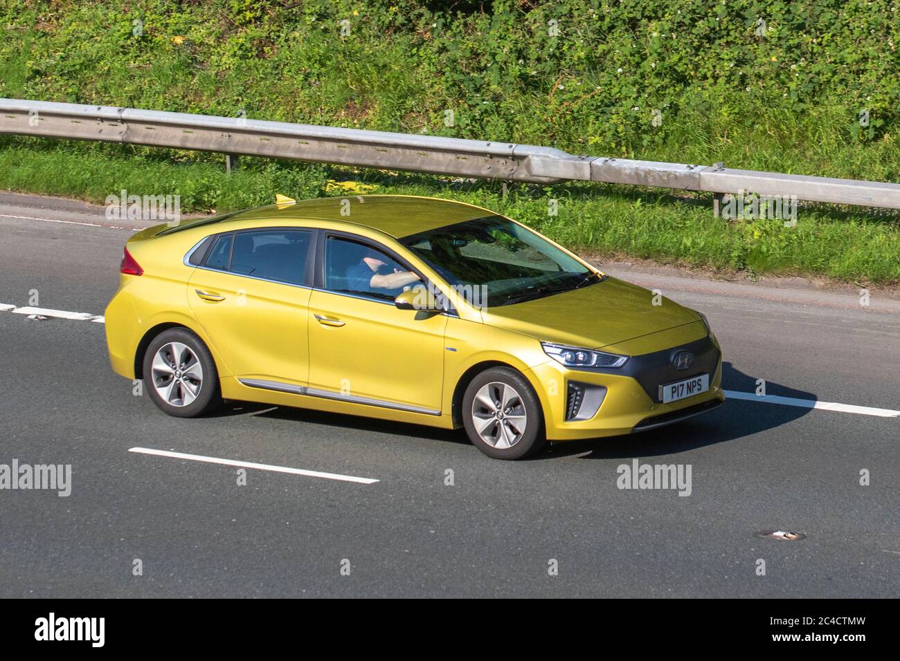 2016 Hyundai Ioniq Premium se ELETTRICITA EV; veicoli mobili per il traffico veicolare, automobili che guidano veicoli su strade britanniche, motori, motori sulla rete autostradale M6. Foto Stock