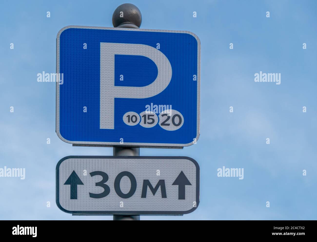 simbolo di parcheggio coperto su cielo blu, con spazio per il testo Foto Stock