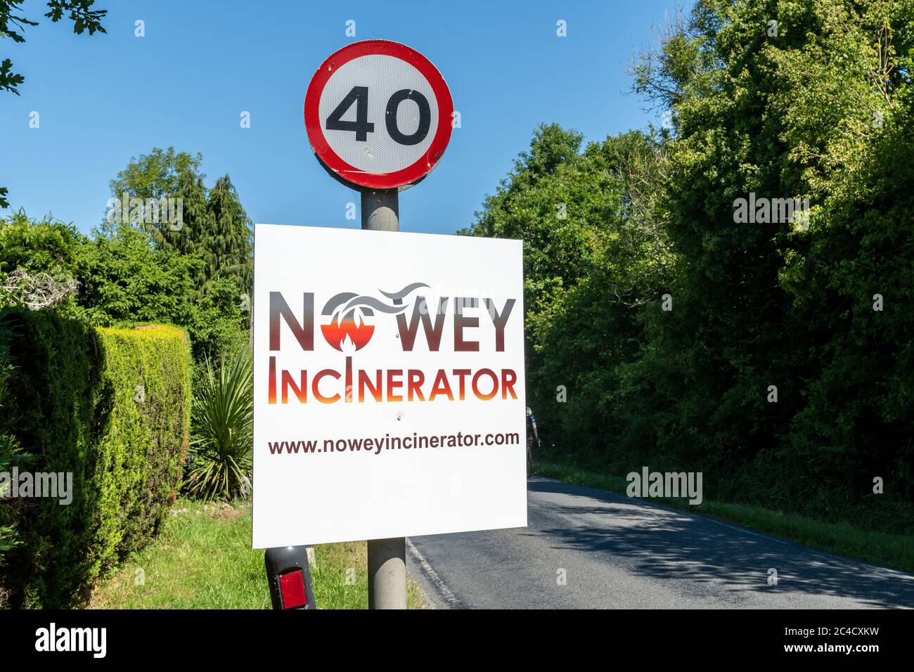 Cartello o avviso della campagna con il messaggio No Wey inceneritore vicino a Bentley, Hampshire, Regno Unito, in protesta per i piani di costruzione di un inceneritore nella zona. Foto Stock
