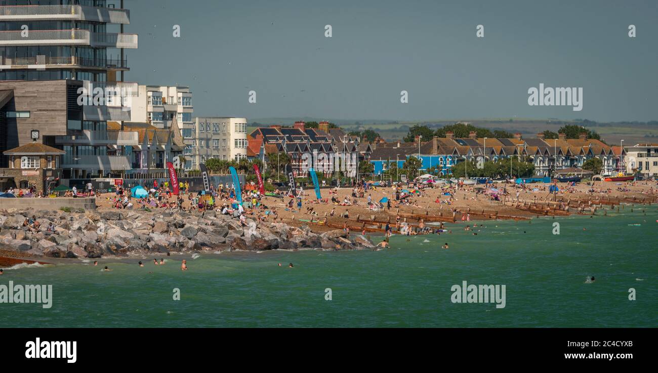 Affollate folle di spiagge a Worthing, West Sussex, Regno Unito Foto Stock