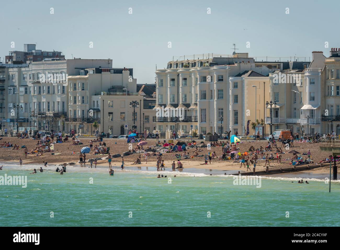 Affollate folle di spiagge a Worthing, West Sussex, Regno Unito Foto Stock