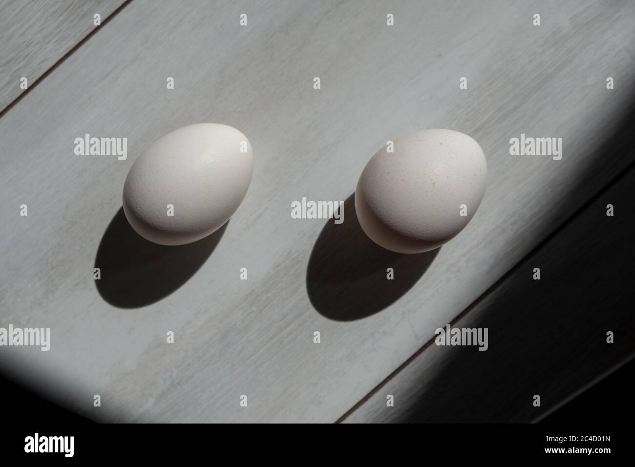 due uova bianche su legno background. proteina Foto Stock