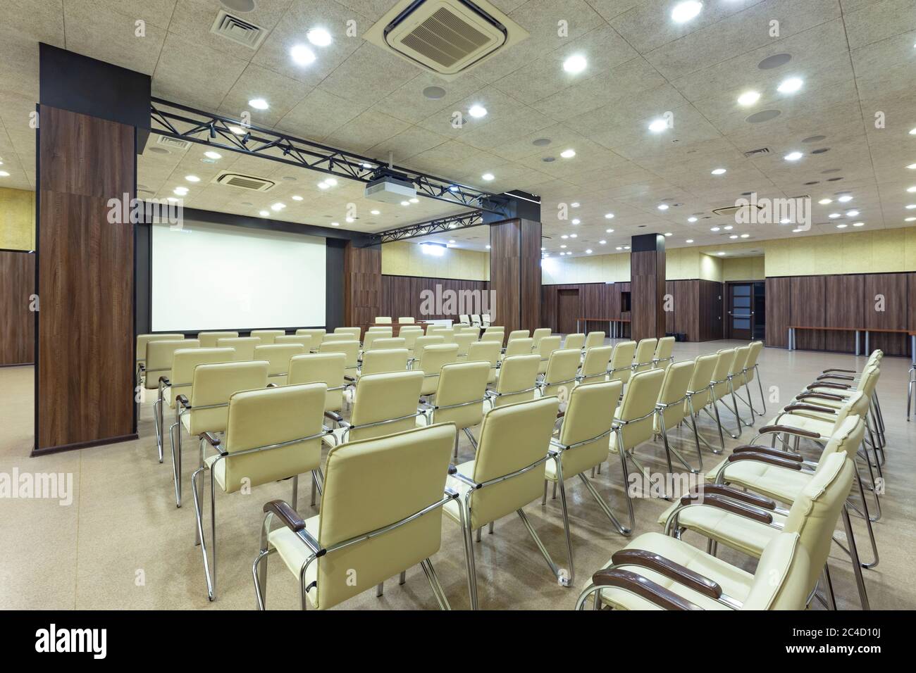 Sala conferenze con colonne e sedie in legno Foto Stock