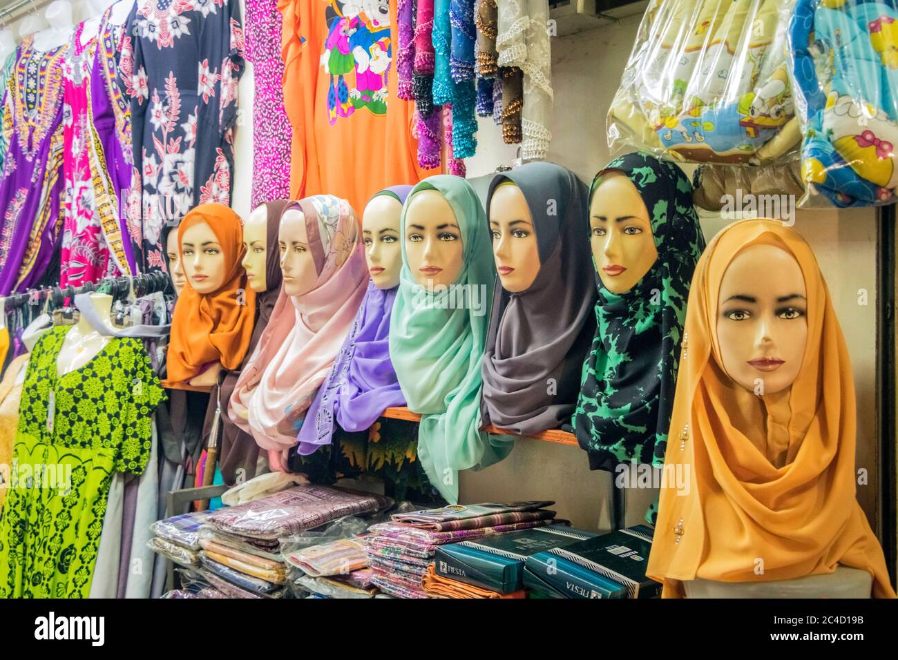 Sciarpa musulmana tradizionale Shayla in un negozio di stalli a Kuala Lumpur, Malesia Foto Stock