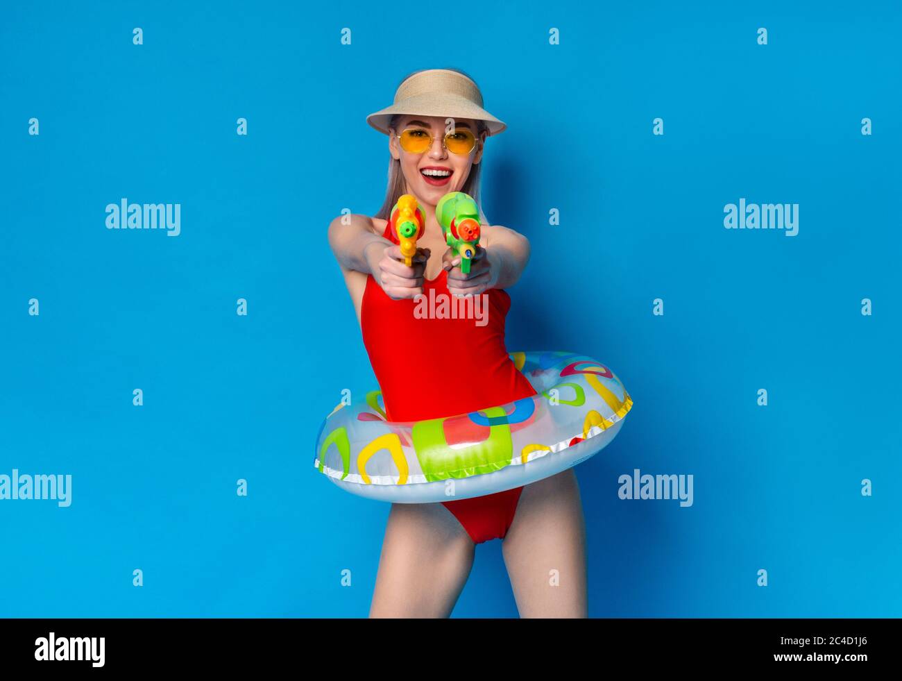Gioiosa ragazza millennial in costume da bagno con ...