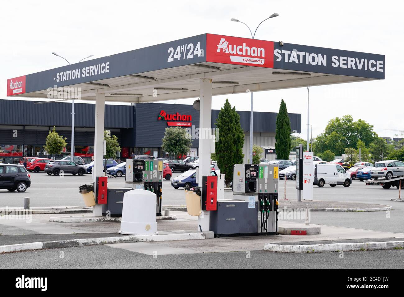 Bordeaux , Aquitaine / Francia - 06 14 2020 : marchio Auchan supermercato marchio marchio marchio marchio di fabbrica sul negozio stazione di servizio gas Foto Stock