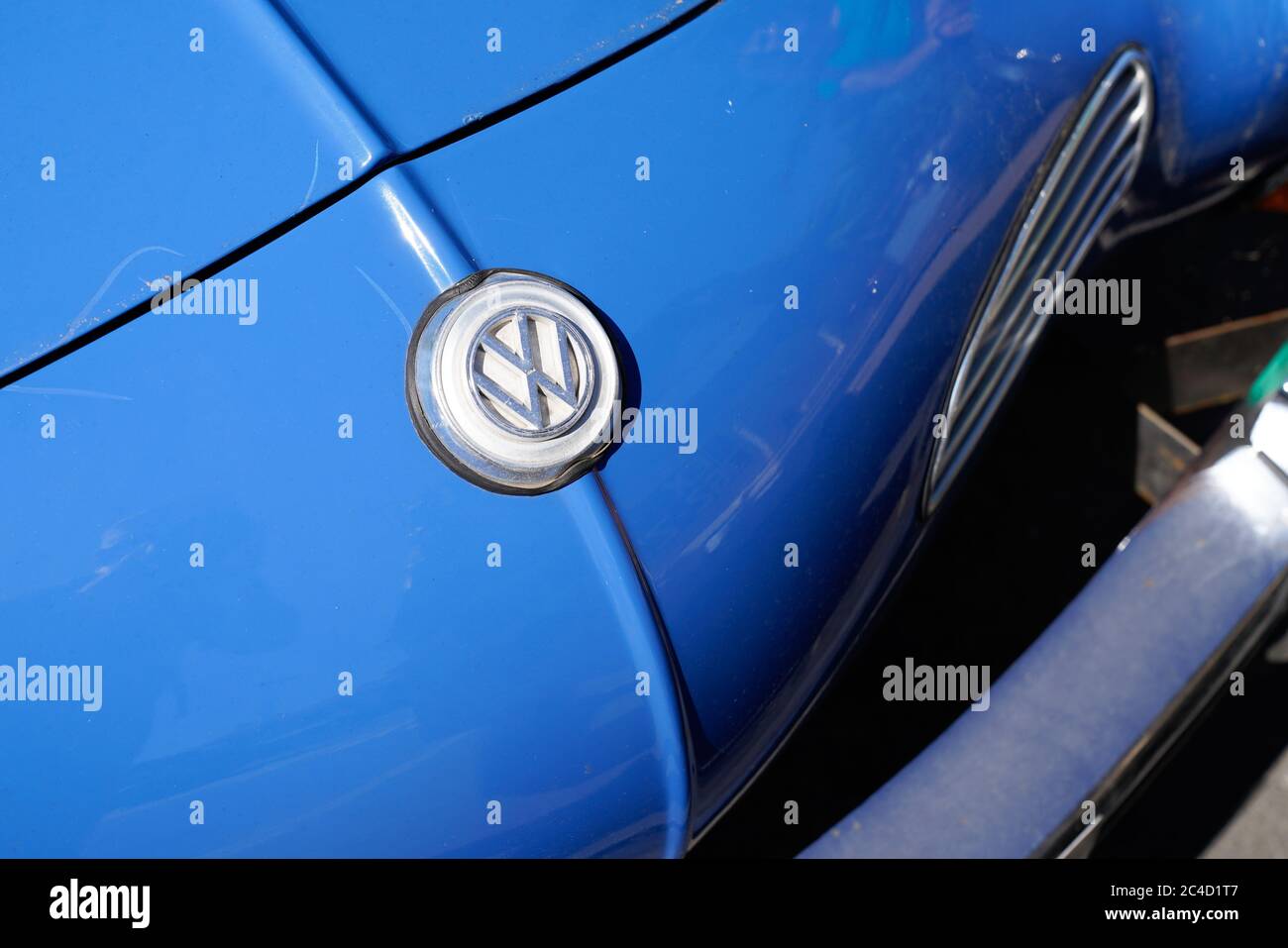 Bordeaux , Aquitaine / Francia - 06 10 2020 : volkswagen Karmann Ghia logo blu e vw segno di fronte a auto d'epoca Foto Stock