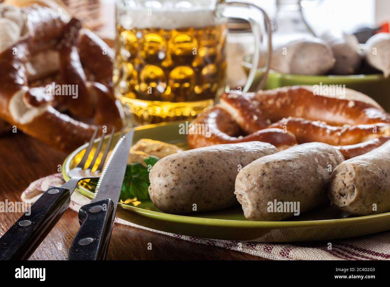 Colazione bavarese con salsiccia bianca, pretzel e birra Foto Stock