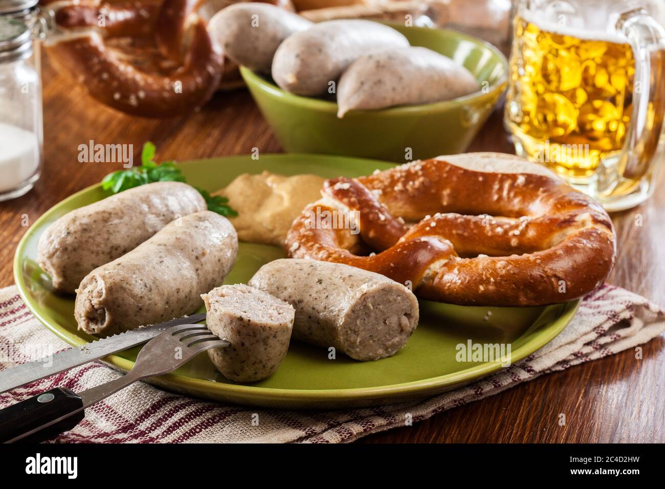 Colazione bavarese con salsiccia bianca, pretzel e birra Foto Stock