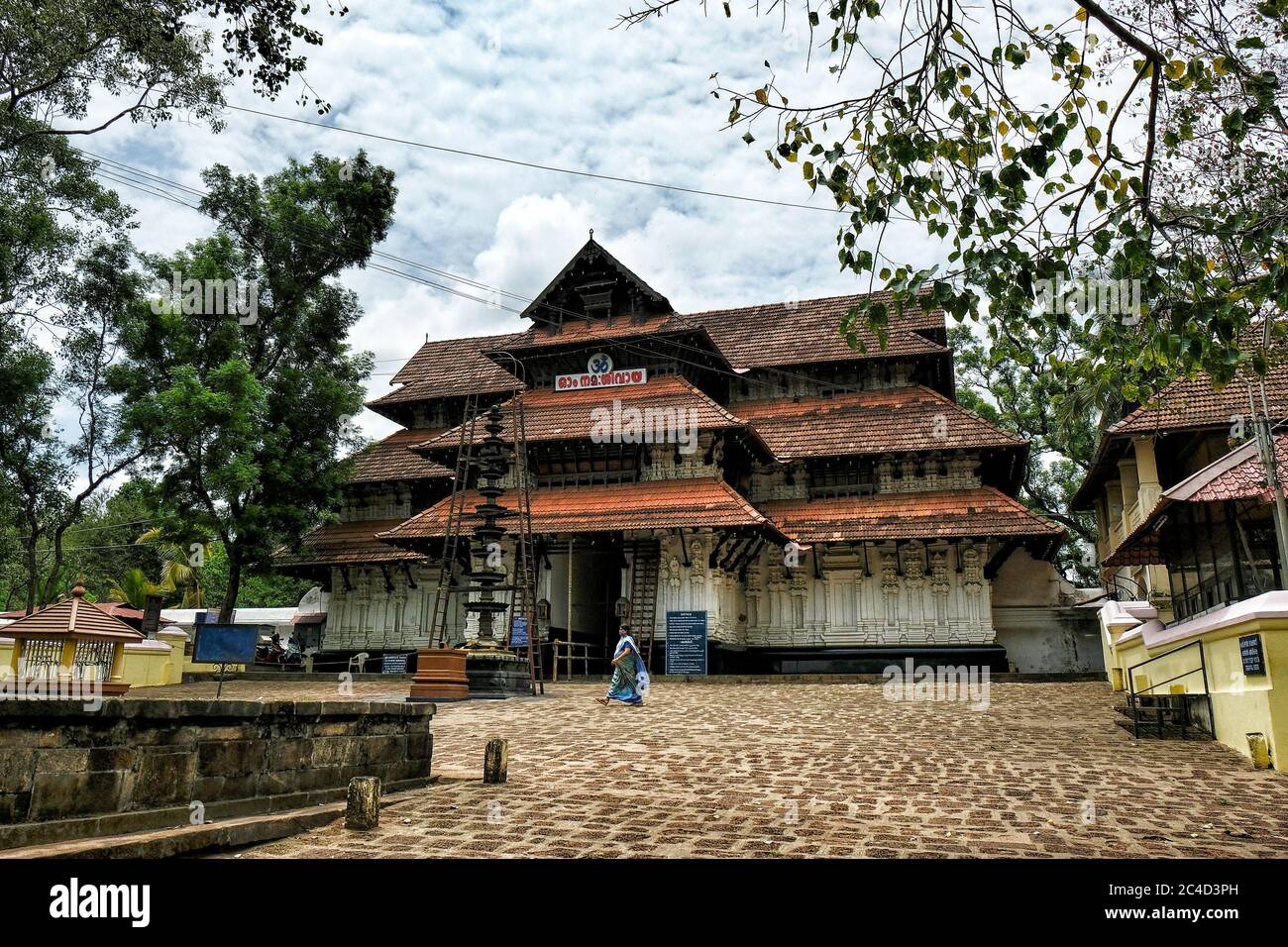 Thrissur, India - 2020 giugno: Una donna che cammina di fronte al Tempio di Vadakkunnathan il 9 giugno 2020 a Thrissur, Kerala, India Foto Stock