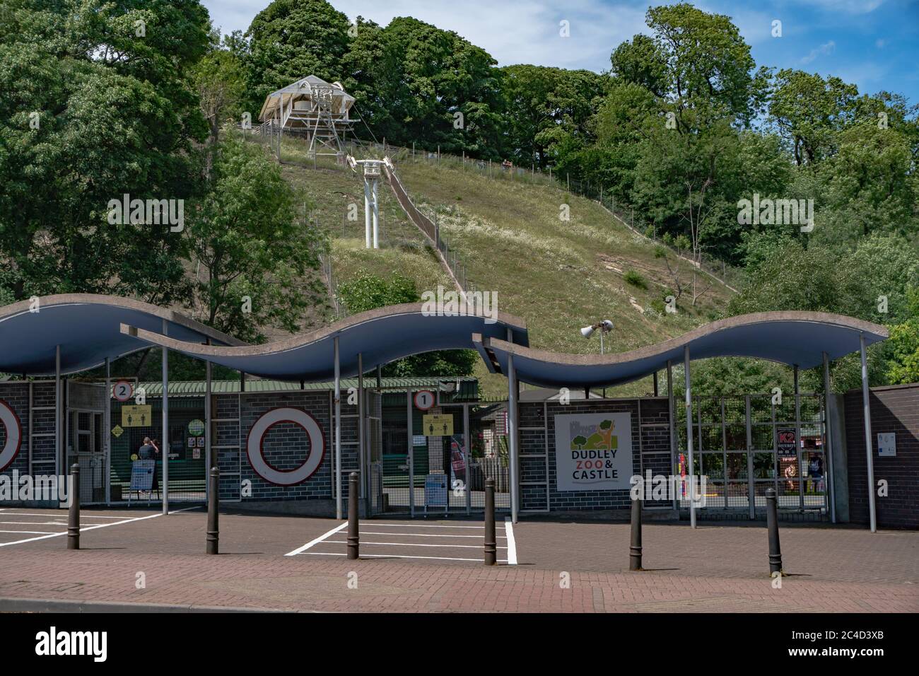 L'ingresso allo Zoo di Dudley con poster distanziati di 2 m. 22 giugno 2020. Coronavirus pandemico. West Midlands. REGNO UNITO Foto Stock