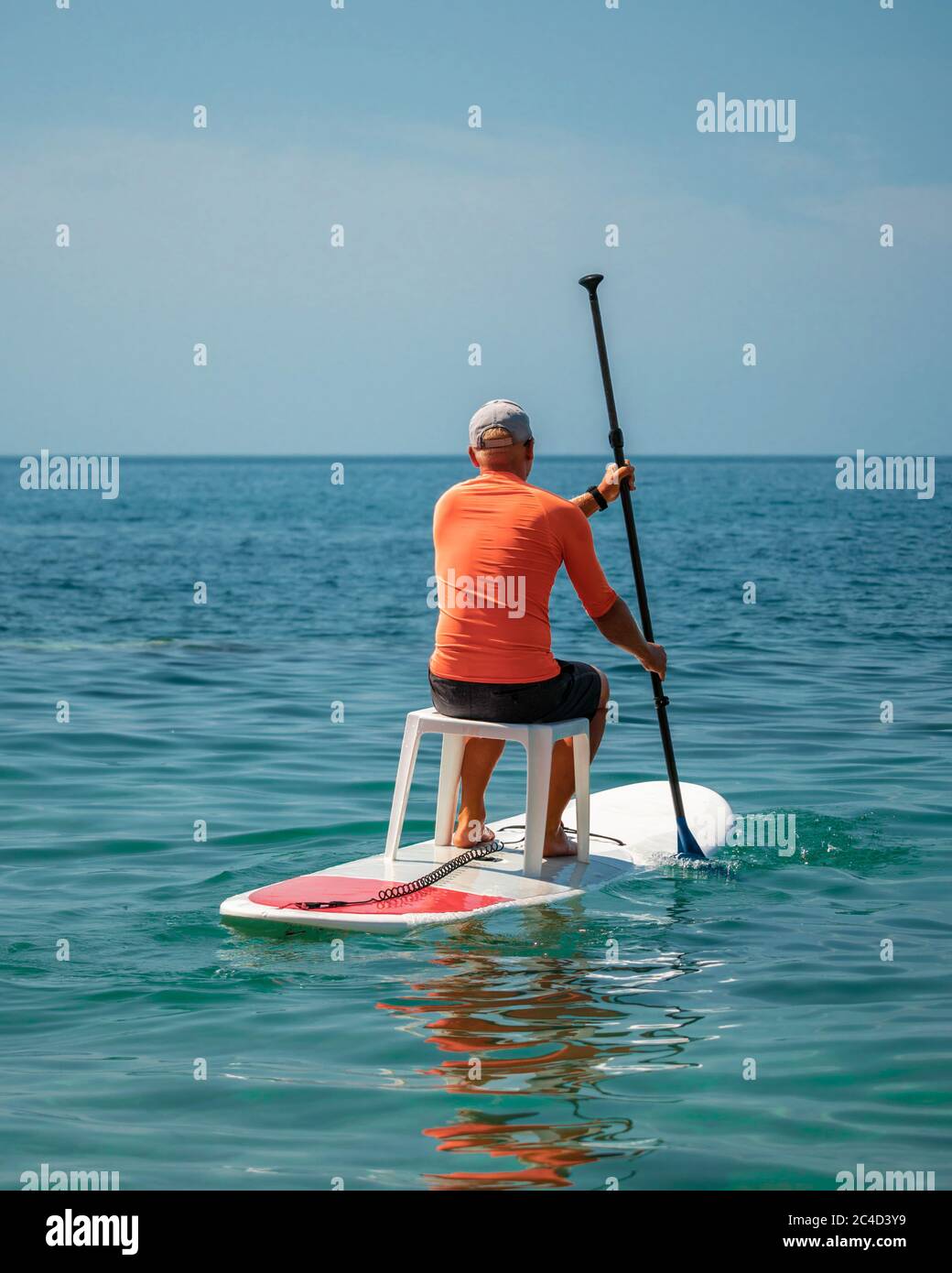 Uomini forti che galleggiano su tavole SUP in una giornata di sole a Fiolent Foto Stock