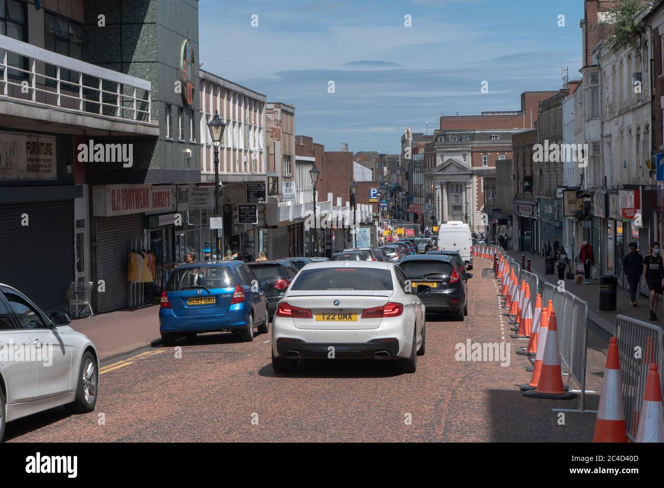 Coni in posizione su strada per consentire la distanza sociale. Dudley. West Midlands. REGNO UNITO. 22 giugno 2020 Foto Stock