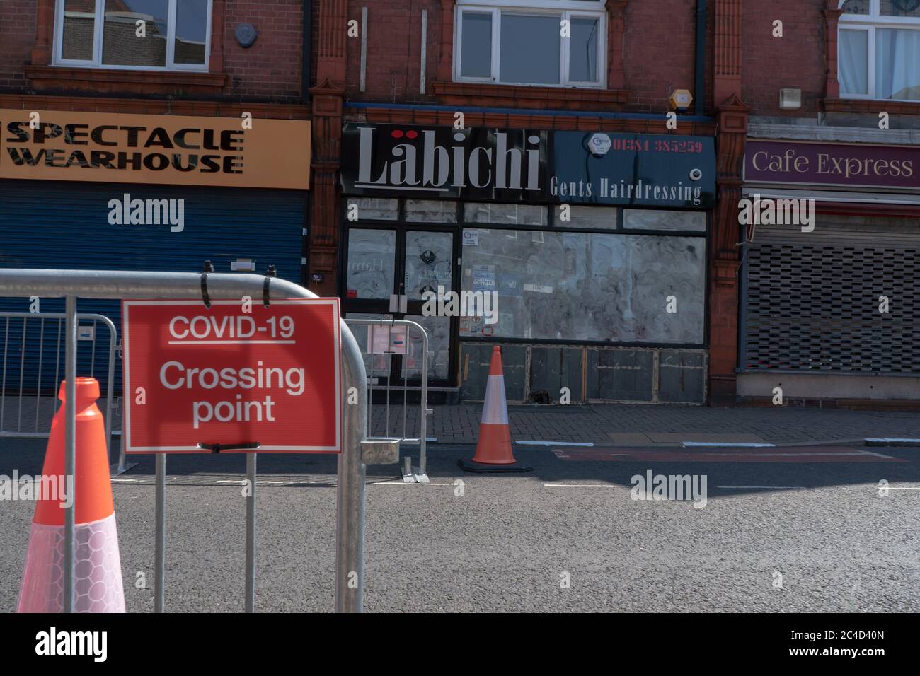 Coni e barriere metalliche in posizione su strada per consentire l'allontanamento sociale. Stourbridge. West Midlands. REGNO UNITO. 22 giugno 2020 Foto Stock