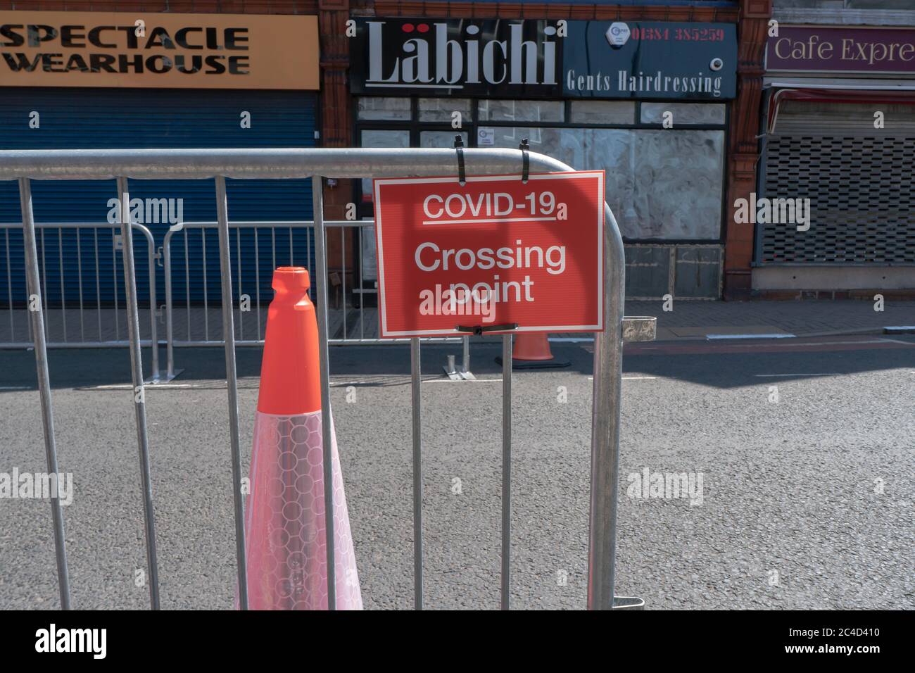 Coni e barriere metalliche in posizione su strada per consentire l'allontanamento sociale. Stourbridge. West Midlands. REGNO UNITO. 22 giugno 2020 Foto Stock
