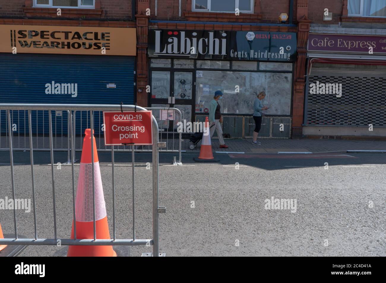 Coni e barriere metalliche in posizione su strada per consentire l'allontanamento sociale. Stourbridge. West Midlands. REGNO UNITO. 22 giugno 2020 Foto Stock