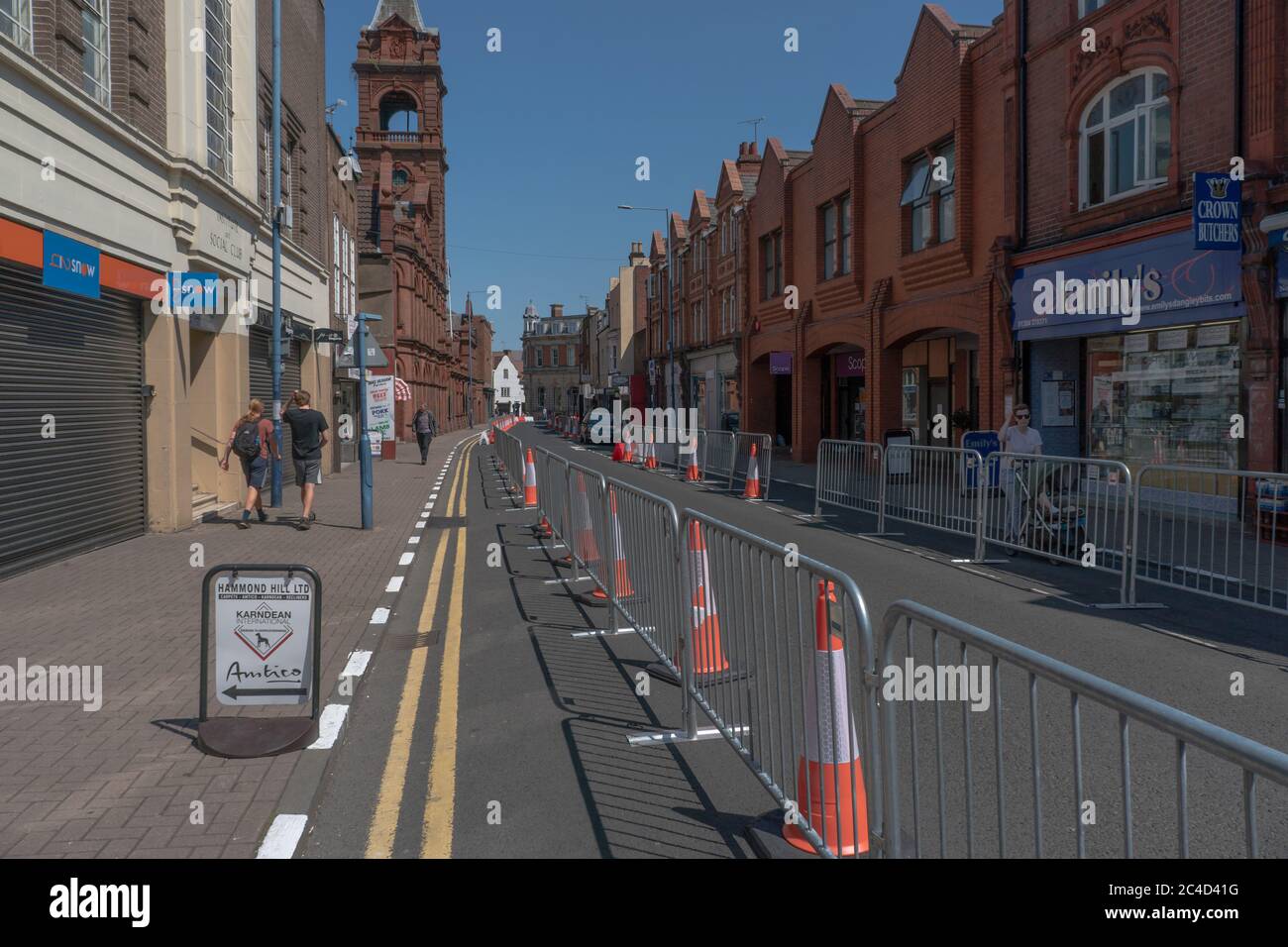 Coni e barriere metalliche in posizione su strada per consentire l'allontanamento sociale. Stourbridge. West Midlands. REGNO UNITO. 22 giugno 2020 Foto Stock