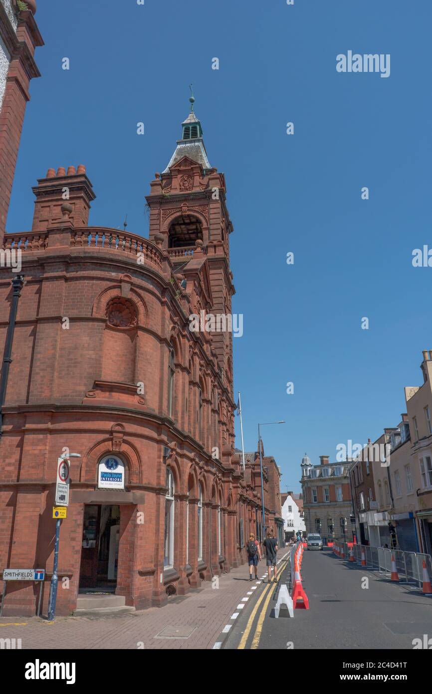 Coni e barriere metalliche in posizione su strada per consentire l'allontanamento sociale. Stourbridge. West Midlands. REGNO UNITO. 22 giugno 2020 Foto Stock