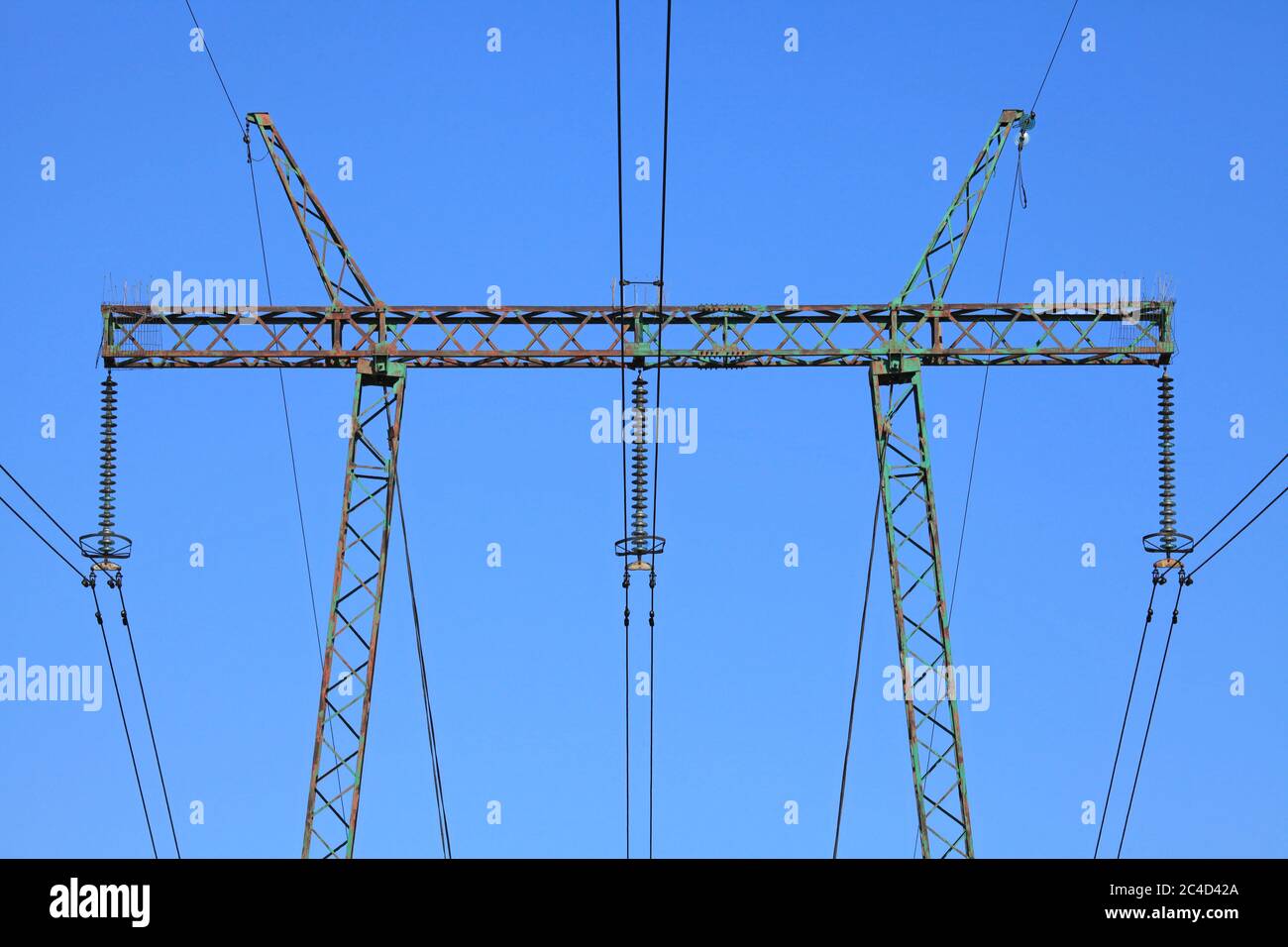 Fili elettrici contro il cielo blu. Torretta Powerline ad alta tensione. Pilone di trasmissione dell'elettricità. Stagione dura. Aumento dei prezzi Foto Stock