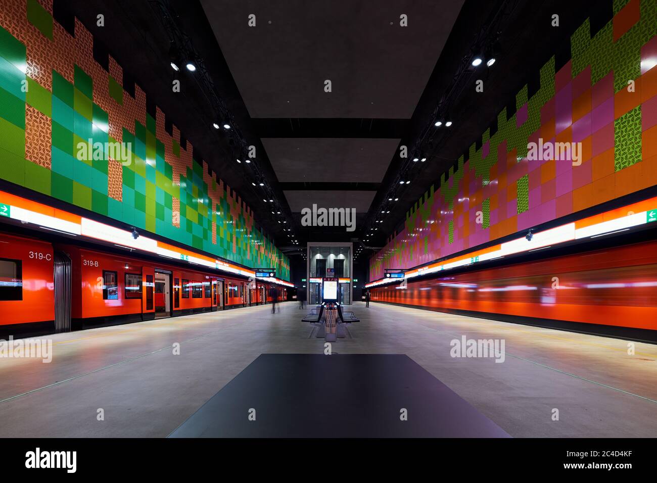 Helsinki, Finlandia - Dicembre 19 2017; moderna stazione della metropolitana di Helsinki. Foto Stock