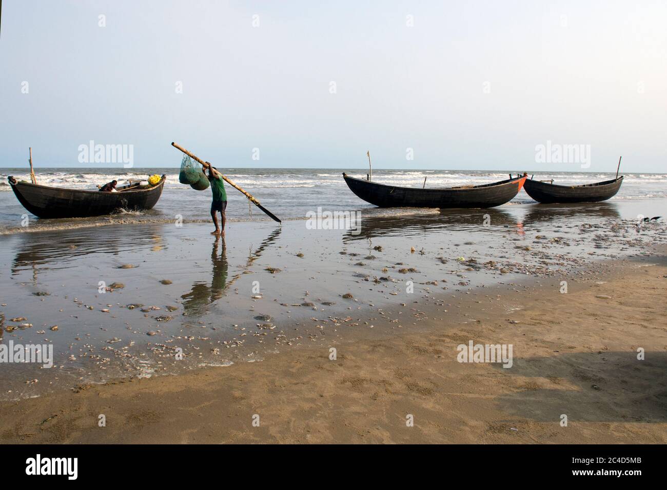 spiaggia di mare di mandermoni bengala occidentale india il 29 maggio 2018 : una banda di pescatori si prepara ad andare in mare profondo per la pesca al mare di mandermoni bech bengala occidentale in Foto Stock