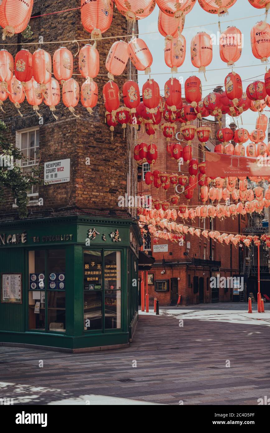 Londra, UK - 13 giugno 2020: Vista di una strada vuota a Chinatown, una zona tipicamente trafficata di Londra famosa per i suoi ristoranti ed eventi e casa di una lar Foto Stock