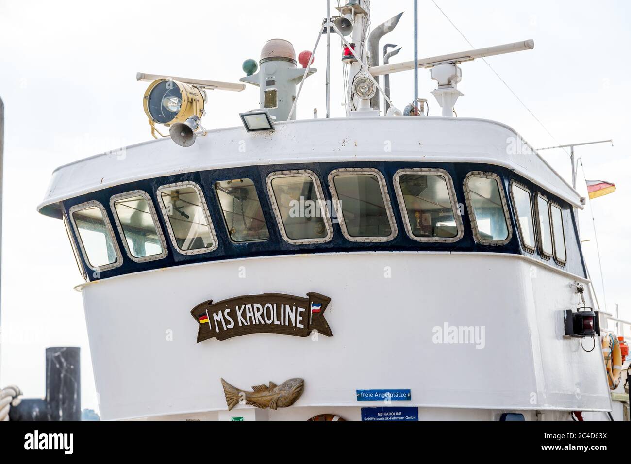 FEHMARN, GERMANIA - 03 settembre 2019: Il ponte bianco di una nave da pesca o da escursione con radar, proiettori e luci di posizione. Foto Stock