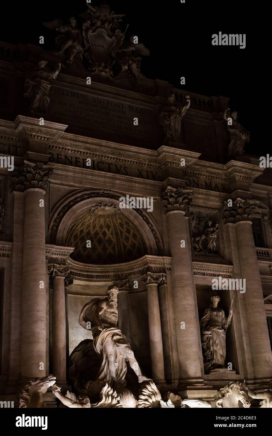 La bellissima Fontana di Trevi di notte a Roma Foto Stock