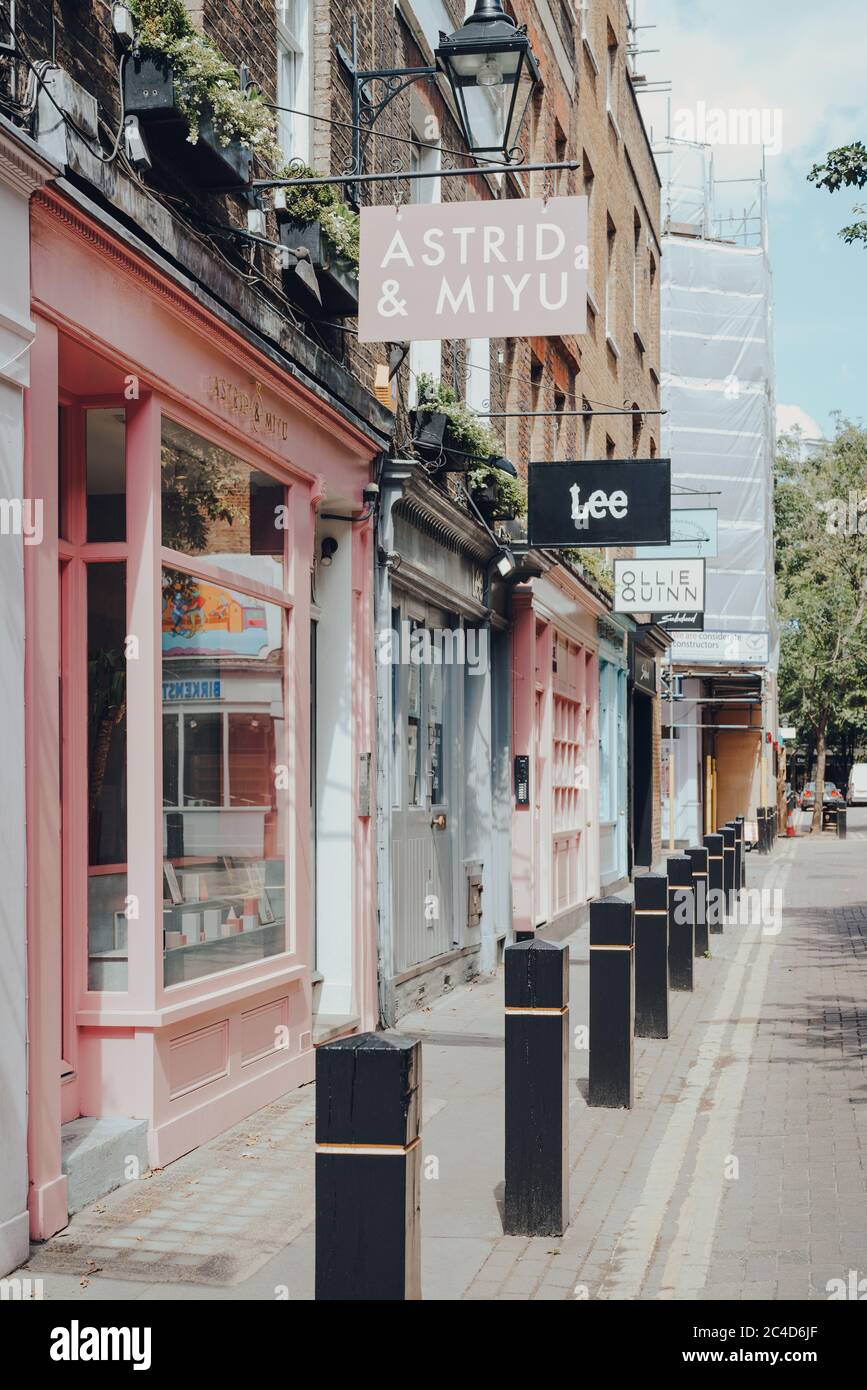 Londra, UK - 13 giugno 2020: Fila di negozi chiusi di colore pastello e di strade vuote a Covent Garden, una zona tipicamente trafficata di Londra famosa per i suoi bar Foto Stock