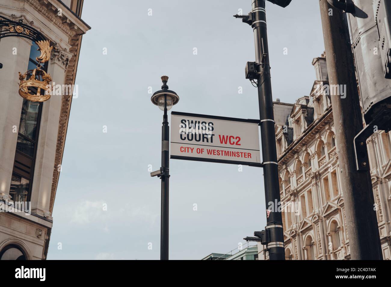 Londra, UK - 13 giugno 2020: Cartello con il nome della strada sulla Corte Svizzera a Soho, una zona di Londra famosa per i suoi negozi e ristoranti, in una giornata estiva soleggiata. Foto Stock