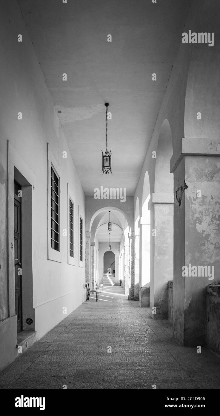 24 marzo 2019 - Collepardo, Frosinone, Lazio, Italy - Certosa di Trisulti. Un lungo corridoio sotto una galleria, con la luce che passa attraverso l'arco Foto Stock