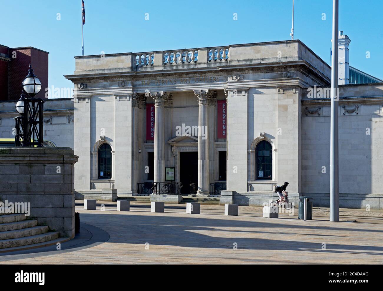 Il ragazzo passa in bicicletta accanto a Ferens Art Galley, Hull, Humberside, East Yorkshire, Inghilterra UK Foto Stock