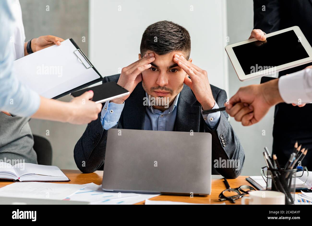 Uomo d'affari stressato stanco di compiti seduti al lavoro in ufficio Foto Stock