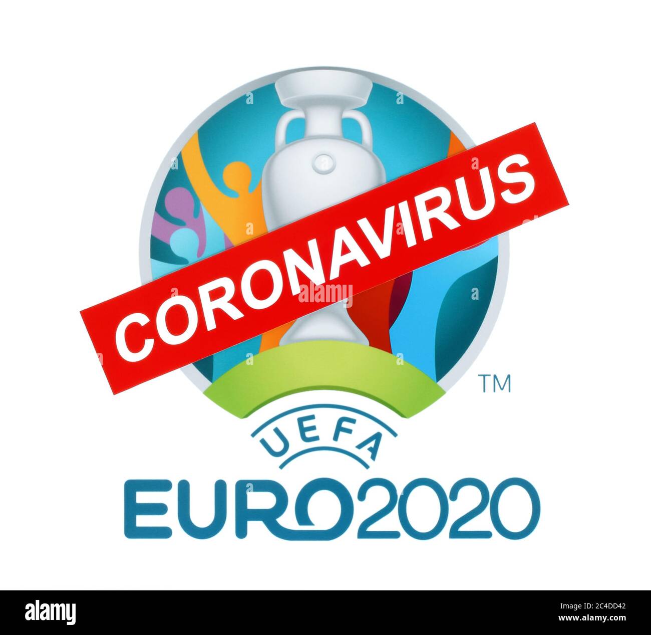 Kiev, Ucraina - 20 marzo 2020: 2020 Campionato europeo UEFA stampato su carta, attraversato da cartello cartaceo Coronavirus. Il campionato è stato rinviato Foto Stock